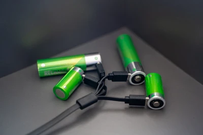 新しく購入した充電式リチウムイオン電池の初期充電を正しく行うにはどうすればいいですか?